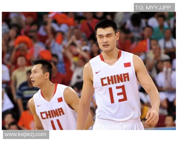 姚明举起双臂展现伟大篮球精神与中国体育的骄傲时刻